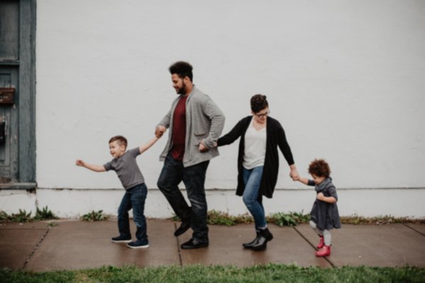 familia-andando-juntos-seguro-de-vida-para-você-e-para-sua-familia